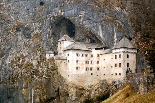 Vẻ đẹp cổ kính của lâu đài cổ Pedjama ở Slovenia